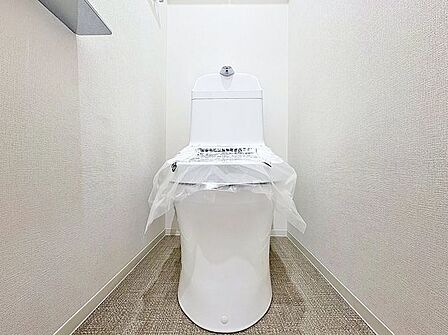 「温水洗浄便座付きトイレ」トイレは快適な温水洗浄便座付です。清潔感のあるホワイトで統一しました。いつも清潔な空間であって頂けるよう配慮された造りです。
