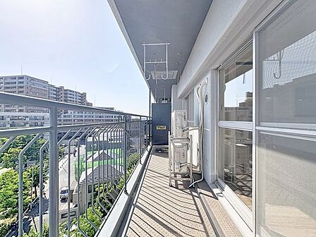 「バルコニー」大きな空に囲まれた気持ちのいい住まい。バルコニーを覗くだけで圧倒的な開放感に包まれます。