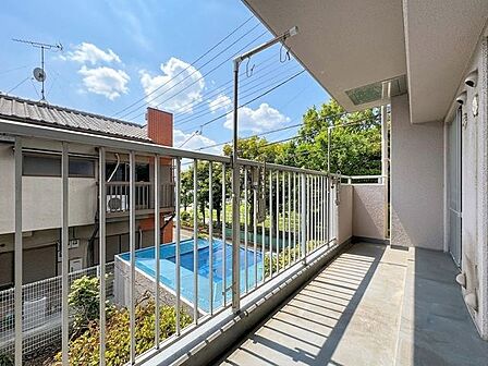 「バルコニー」大きな空に囲まれた気持ちのいい住まい。バルコニーを覗くだけで圧倒的な開放感に包まれます。