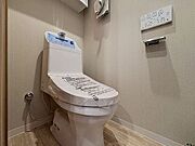 「温水洗浄便座付きトイレ」トイレは快適な温水洗浄便座付です。清潔感のあるホワイトで統一しました。いつも清潔な空間であって頂けるよう配慮された造りです。