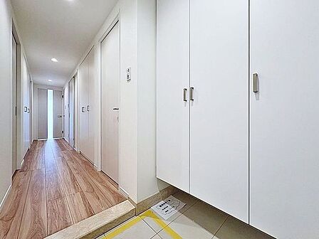 「玄関」家の中でお客様を迎える最初の場所である玄関。豊富な玄関収納で、常に綺麗に保つことが出来ます。
