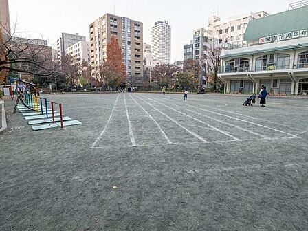 徒歩4分。中央区立有馬幼稚園 290m
