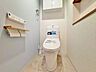 トイレ：「温水洗浄便座付きトイレ」トイレは快適な温水洗浄便座付です。清潔感のあるホワイトで統一しました。いつも清潔な空間であって頂けるよう配慮された造りです。