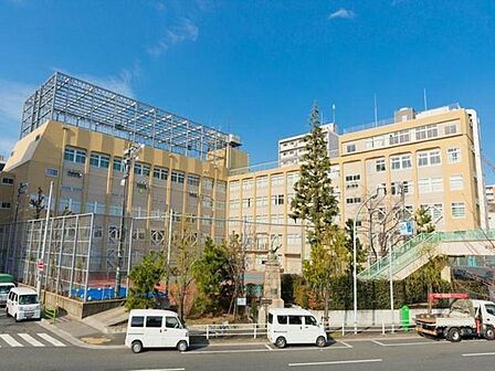 徒歩8分。中央区立日本橋中学校 580m