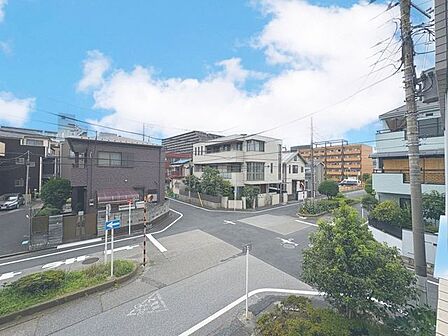 「眺望」穏やかな街並みを一望しながら、爽やかな風と柔らかく降り注ぐ陽光を感じて頂けます。