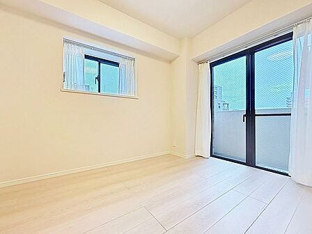 「バルコニーに面した居室」主寝室は十分な広さに加えて、快適に目覚められるよう、大きな採光窓を設けました。