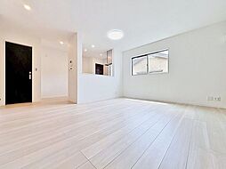 南東側道路向き　2階リビングの邸宅