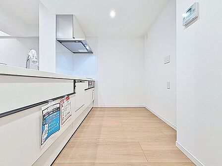 「カウンターキッチン。」キッチンスペースは、ゆとりの広さを確保。開放的な対面式キッチンなので、ご家族との会話を楽しうことはもちろん、お子様を見守りながら家事時間を進められます。