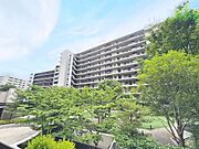 「眺望」緑に囲まれ、自然を感じることのできる穏やかな住戸です。日々の喧騒を忘れ、落ち着いたひと時をお過ごしください。
