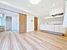 リビング/ダイニング：「角部屋につき陽当り・通風良好。」大きな窓辺からの日差しが暖かい室内は、自然と住まう人の気分も明るくなり、リビングでの素敵なワンシーンが演出されます。