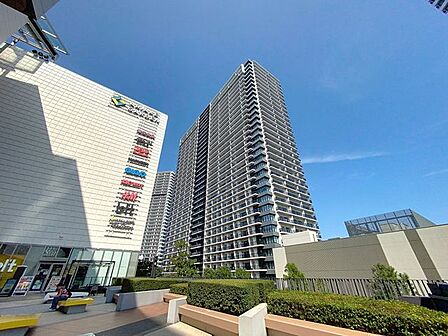 「〜30階建て2LDK〜」建物面積54平米2LDKプラン。食洗機や床暖房など、生活を彩る設備が充実。ご家族皆様の笑顔が溢れます。