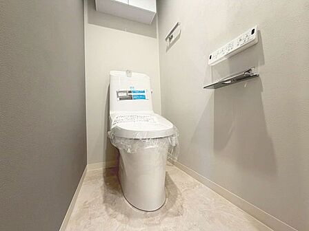 「リフォーム済・トイレ」トイレ関係の設備も一新されています。もちろん温水洗浄機能付き便座です。気になる水周り関係は全て新しくなっていますので、気持ちよく新生活が始められます。