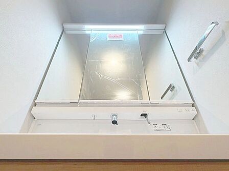 「シャワー機能付きの洗面台」シャワー機能付きの洗面台にはワイドな三面鏡、使いやすい横長ボウル、スマートに収まる収納と充実しています。あわただしい朝の洗面タイムに心強い設備です。