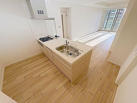 「オープンキッチン」お部屋の雰囲気に溶け込む、インテリアの一部のようなオープンキッチンです。リビングにいるご家族とのおしゃべりを楽しみながらの作業が可能です。