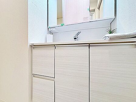 「リフォーム済・洗面台」大きな鏡で朝の準備もばっちり。収納も多く、洗剤など日用品の保管にも便利です。