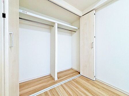 「スッキリ収納の居室」大きなクローゼットには季節ものの洋服などを収納できるので、お部屋はすっきり広々と使うことができます。