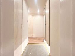 「玄関」家の中でお客様を迎える最初の場所である玄関。豊富な玄関収納で、常に綺麗に保つことが出来ます。