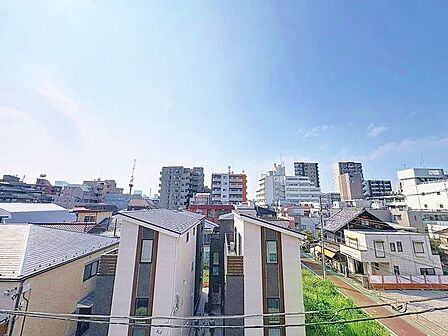 「眺望」穏やかな街並みを一望しながら、爽やかな風と柔らかく降り注ぐ陽光を感じて頂けます。