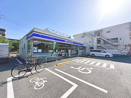 徒歩5分。ローソン足立六月一丁目店 330m