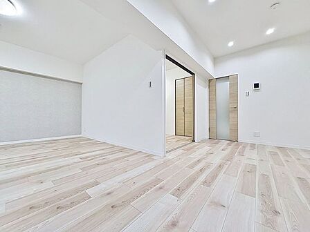 「リノベーションで設備一新!空間を彩るアクセントクロスを採用」一部グレーのクロスがお部屋のアクセントに。インテリア映えするスタイリッシュな造りのリビングです♪