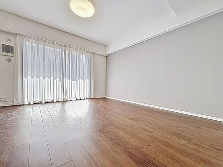 「南向き。陽当り良好。」大きな窓辺からの日差しが暖かい室内は、自然と住まう人の気分も明るくなり、リビングでの素敵なワンシーンが演出されます。