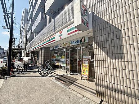 徒歩1分。セブンイレブン荒川三ノ輪駅西店 50m