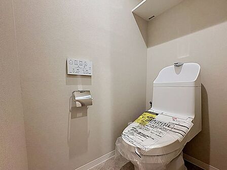 「温水洗浄便座付きトイレ」トイレは快適な温水洗浄便座付です。清潔感のあるホワイトで統一しました。いつも清潔な空間であって頂けるよう配慮された造りです。
