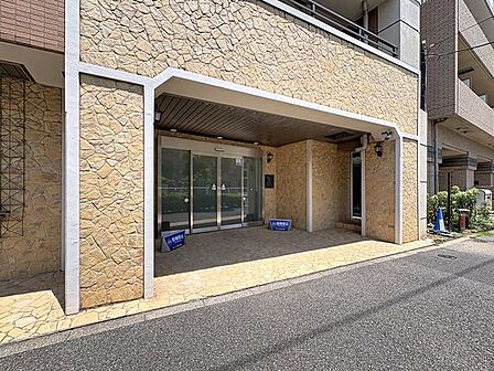 「エントランス」マンションのエントランスなど共有部分は、清掃が行き届いており、キレイな状態です。管理体制がしっかりしているからこそ。