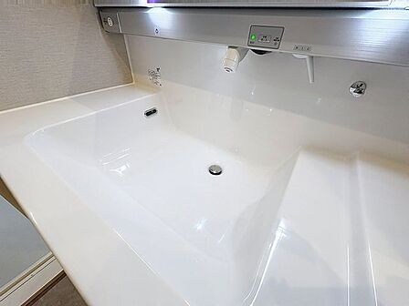 「リフォーム済・洗面台」大きな鏡で朝の準備もばっちり。収納も多く、洗剤など日用品の保管にも便利です。