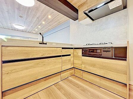「機能的な収納が豊富なカウンターキッチン」効率よくお料理ができるコンロ・収納を完備したシステムキッチン。確かな機能性を実感頂けます。