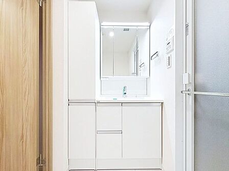 「リフォーム済・洗面台」大きな鏡で朝の準備もばっちり。収納も多く、洗剤など日用品の保管にも便利です。
