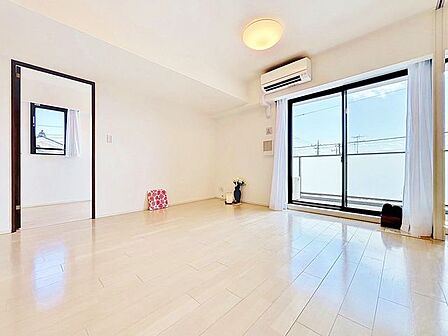 「憩いの場リビング」くつろぎを愉しむリビングルームは憩いの場となります。リビングとダイニングの空間機能を活かし、巧みに使い分ける発想が、ライフスタイルに新しいゆとりをもたらします。