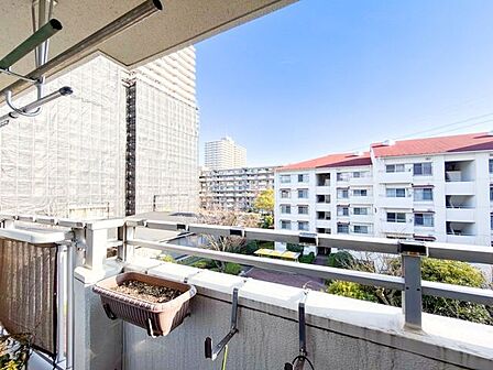 「バルコニー」都市型生活をより快適にコーディネートするかのように、周りの情景とマッチしたバルコニー。住まうご家族の心地よさを最優先したバルコニーでは様々な時間を楽しめます。