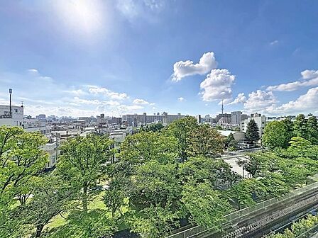 「眺望」穏やかな街並みを一望しながら、爽やかな風と柔らかく降り注ぐ陽光を感じて頂けます。