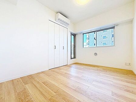「エアコン付き寝室」エアコンが付いた寝室はご夫婦の衣類や大きめの鞄等もスッキリと片付く大きめのクローゼットが付いておりますので、居室を広く綺麗に保つ事が出来ます。