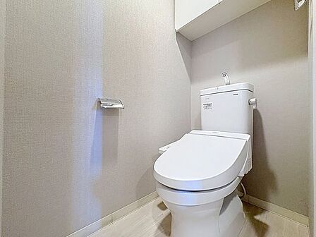 「ウォシュレット機能付き」優れた節水効果や汚れが付きにくい便座など、ほしかった機能が揃ったウォシュレット一体型トイレです。収納に便利な吊戸棚を備え付けています。