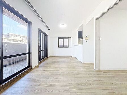 「開放感に満たされる・家族の和み空間」ホワイトの壁紙に柔らかな印象のメープルのフローリング。明るくナチュラルな心地の良い空間となっております。