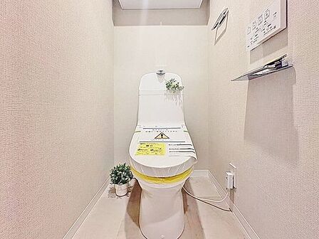 「リフォーム済・トイレ」トイレ関係の設備も一新されています。もちろん温水洗浄機能付き便座です。気になる水周り関係は全て新しくなっていますので、気持ちよく新生活が始められます。