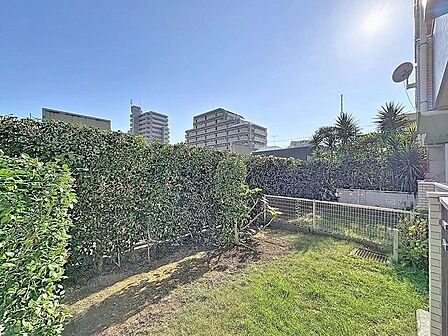 「~お庭のある暮らし~」住みながらお庭を持つ。そんな贅沢が実現する住まい。日当たりも良く、家庭菜園や植栽を育てるのに適したお庭はこれからの生活に緑という癒しを与えてくれます。