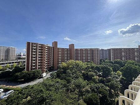 「眺望」穏やかな街並みを一望しながら、爽やかな風と柔らかく降り注ぐ陽光を感じて頂けます。