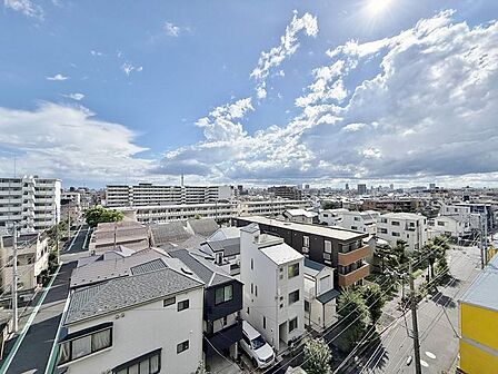 「眺望」穏やかな街並みを一望しながら、爽やかな風と柔らかく降り注ぐ陽光を感じて頂けます。