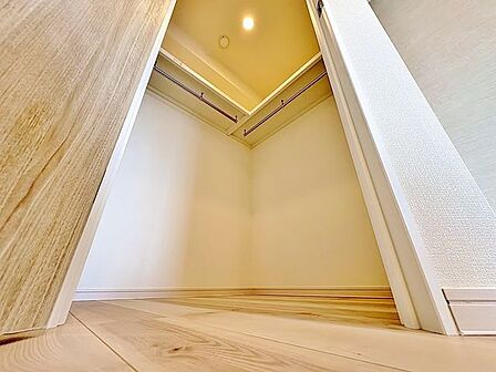 「大型収納のウォークインクローゼットを備えています！」季節物の衣類もスッキリ収納できるウォークインクロゼットのある住まいで収納上手な生活を。