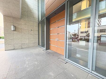 「エントランス」マンションのエントランスなど共有部分は、清掃が行き届いており、キレイな状態です。管理体制がしっかりしているからこそ。