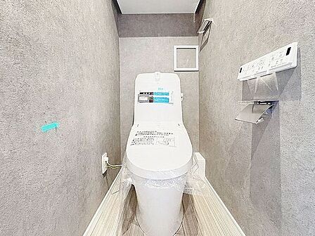 「温水洗浄便座付きトイレ」トイレは快適な温水洗浄便座付です。清潔感のあるホワイトで統一しました。いつも清潔な空間であって頂けるよう配慮された造りです。