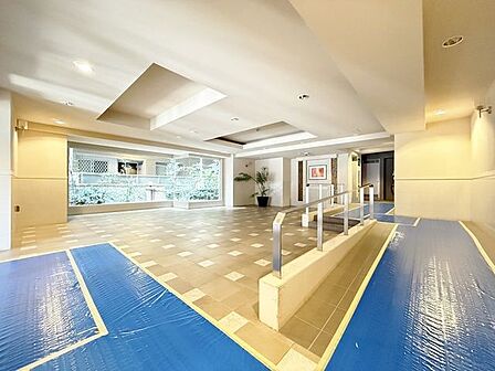 「エントランスホール」ホテルエントランスのような凛とした清潔感のある空間が存在しています。