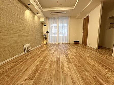 「南東向き。陽当り良好。」大きな窓辺からの日差しが暖かい室内は、自然と住まう人の気分も明るくなり、リビングでの素敵なワンシーンが演出されます。