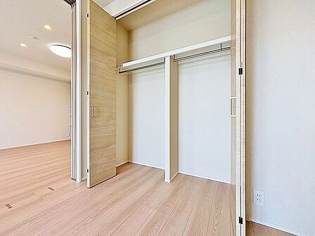 「スッキリ収納の居室」大きなクローゼットには季節ものの洋服などを収納できるので、お部屋はすっきり広々と使うことができます。
