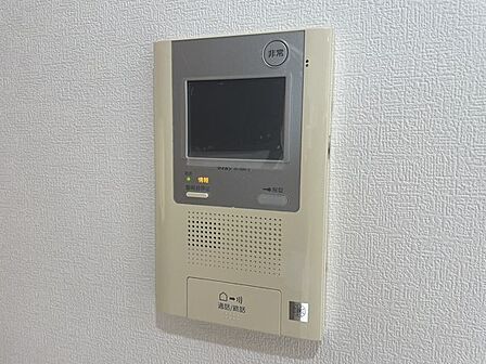 「見える安心・TVモニター付きインターホン」誰が来てもわかる様にモニター付きインターホンを設置。家事導線を考慮した個所に設置し、防犯性と利便性に優れ快適と安らぎを合わせた優しい設計。