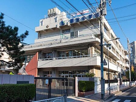 徒歩6分。江東区立明治小学校 440m