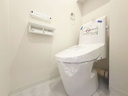 「リフォーム済・トイレ」トイレ関係の設備も一新されています。もちろん温水洗浄機能付き便座です。